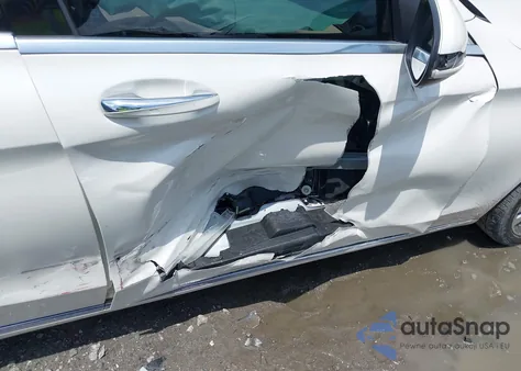 2018 Mercedes-Benz C 300 z USA, uszkodzony, nr VIN 55SWF4JB5JU250805